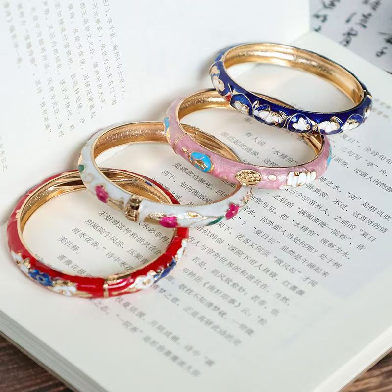 Retro pattern alloy plated bracelet